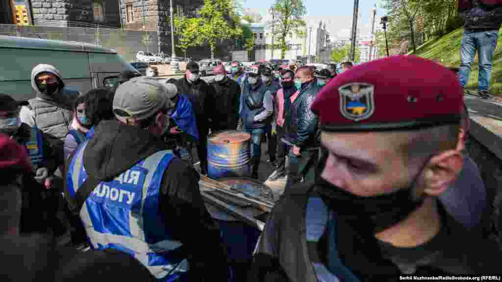 Під будівлею уряду України у Києві 29 квітня представники малого бізнесу влаштували акцію протесту. Мітингувальники вимагають забезпечення рівності у вимогах до роботи під час карантину для усіх: від відомих торговельних мереж до ресторанів і кафе