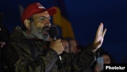 Протестувальники вимагають призначити новим прем'єр -міністром Вірменії лідера протестів, опозиціонера Нікола Пашиняна