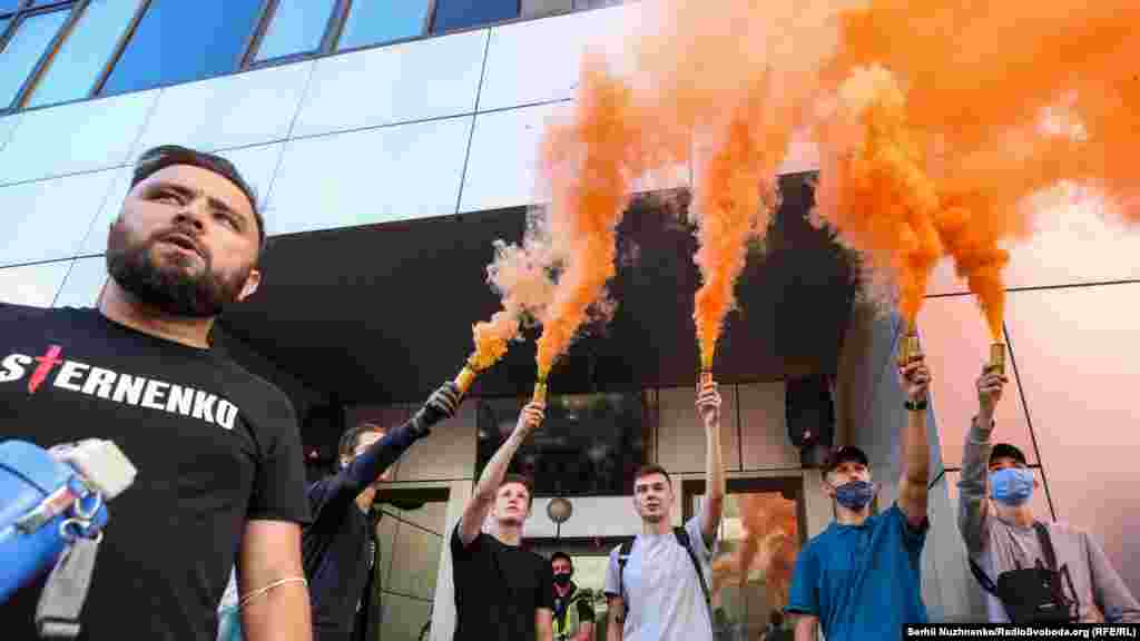 Коли стало відомо, що засідання перенесли, – люди під стінами Апеляційного суду запалили димові шашки