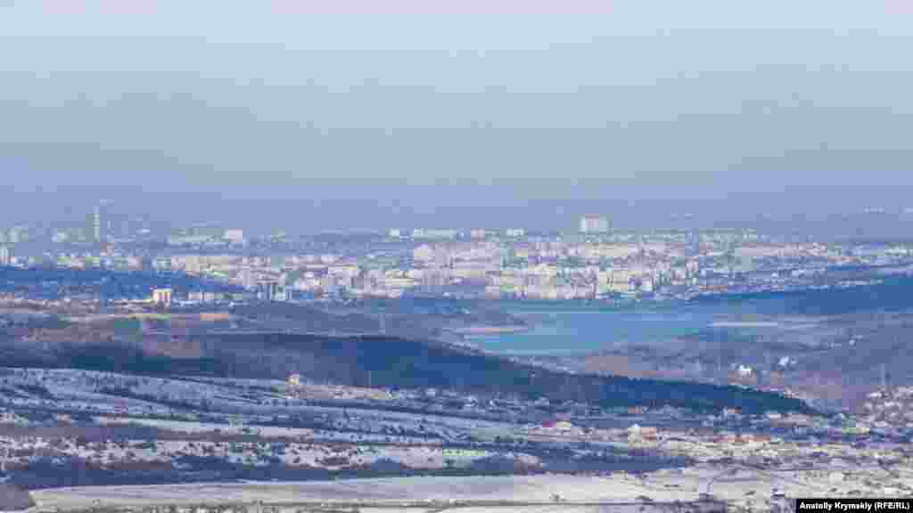 И даже вырисовывается Симферополь – правда, только в объективе фотокамеры. Отсюда он в 21 километре