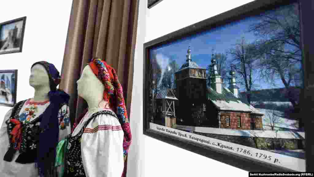 Фоторепродукції дерев’яних храмів Лемківщини та традиціний лемківський одяг