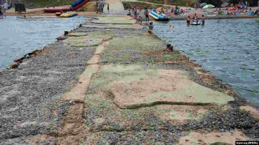 А вот пирс там явно нуждается в капитальном ремонте. Впрочем, не только на «Соколе» 