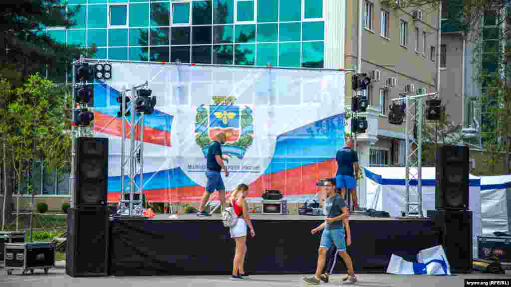 У парку встановили сцену з написом «Молодь – майбутнє Росії» і російським прапором