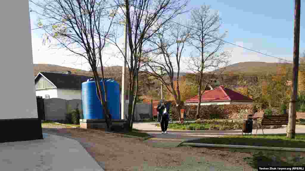 На импровизированной площади на детской площадке у магазина местные российские власти установили большую емкость для воды, 18 ноября 2020 года 