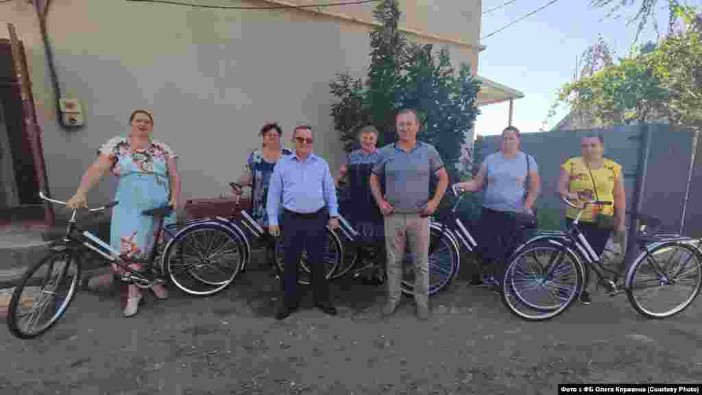 Де? Одещина (с. Великий Буялик). Що роздають? Велосипеди. Від кого? Олег Корженко, потенційний кандидат у депутати Одеської облради від «Батьківщини». Деталі: Сім велосипедів Корженко вручив листоношам вже після старту виборчої кампанії 2020, придбав їх за власний кошт.  Сам Корженко аргументував свій вчинок тим, що «важливо у наш час підтримувати листонош та не допустити закриття поштових відділень у селах».
