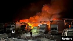 Поліцейський на місці удару російського дрона – атаки зазнав склад. Суми, 6 березня 2025 року