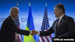 Петр Порошенко жмет руку Джозефу Байдену во время саммита в Вашингтоне. 31 марта 2016