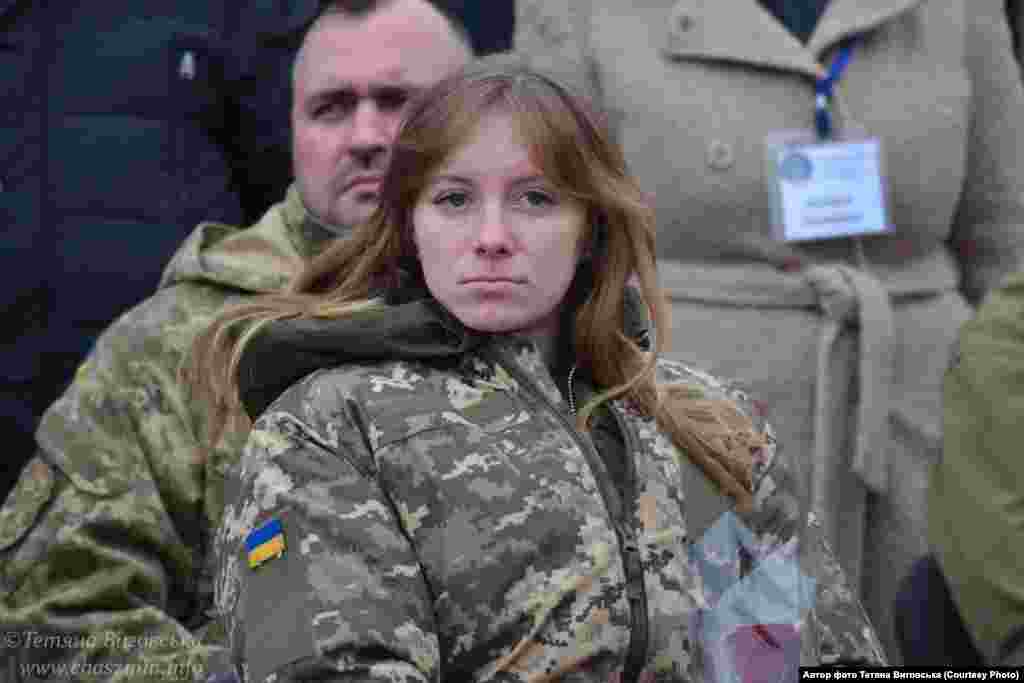 Ольга Бенда, 72-а окрема механізована бригада імені Чорних запорожців: «А потім мене поранили. Це була шоста ранку, «прихід». Прийшовся він на сусідню кімнату. Мене викинуло вибуховою хвилею з ліжка, воно саме підстрибнуло аж до стелі, впало і загородило вихід із кімнати. Після першого вибуху я просто залишилася лежати на підлозі... І думаю: «Мабуть, це все. За першим разом прокинулась, а другий – куди вже…»... Потім я почула голос побратима... Він спитав мене, де болить, я відповіла, що болить нога. І втратила свідомість... Що її ампутували, я дізналась уже в Покровську, у шпиталі. Я попросила поправити ногу, а мені сказали: «Яку ногу? В тебе її вже немає».