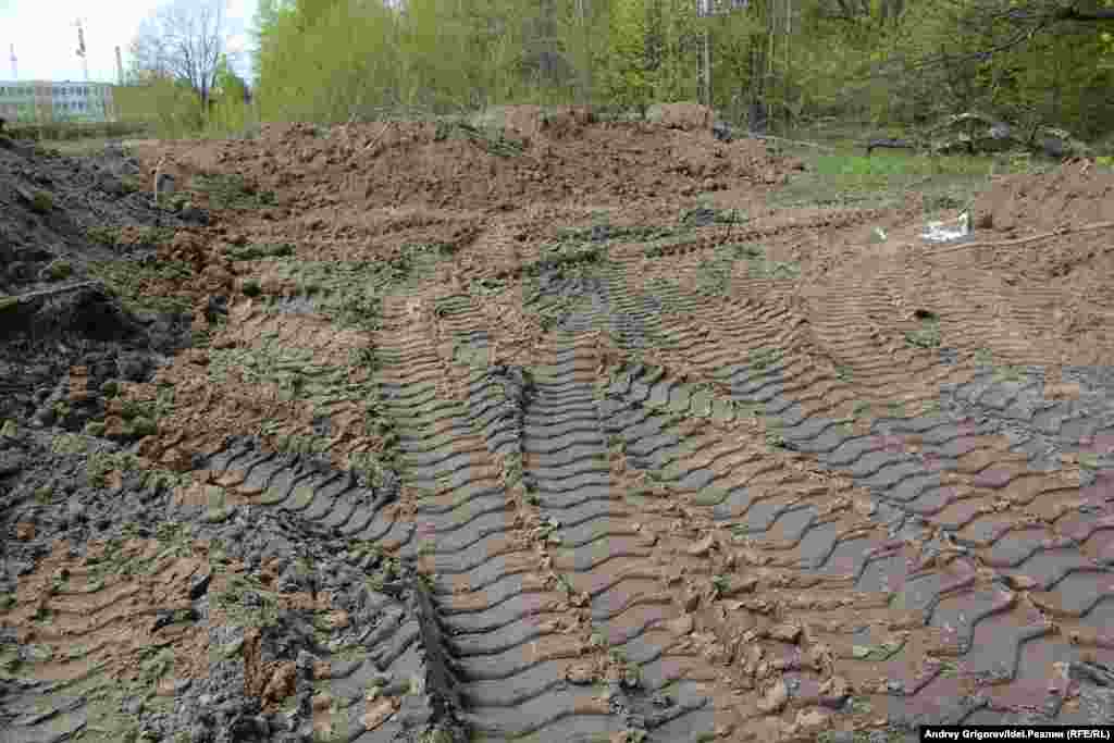 "Мы нигде ничего такого не повредили. Там везде будет брусчатка", - заверил представитель подрядчика.