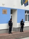 Maloljetni napadač na policajce u Bosanskoj Krupi nije poznat policiji, čin okarakteriziran kao terorizam Maloljetni napadač na policajce u Bosanskoj Krupi nije poznat policiji, čin okarakteriziran kao terorizam