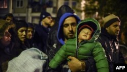 Мигранты в центре для беженцев на границе между Македонией и Сербией, 25 октября 2015 года