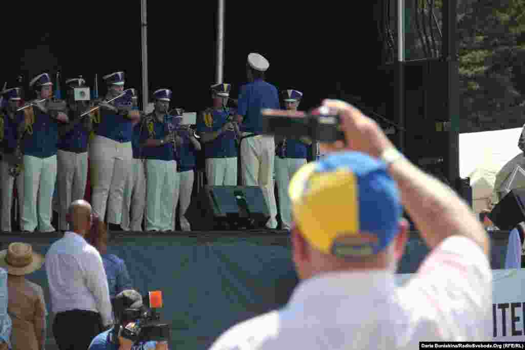 Глядач фільмує виконання оркестром «Батурин» музичного твору «Молитва за Україну»