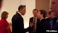 Президент США Барак Обама беседует с создателем Facebook Марком Цукербергом, 17 февраля 2011