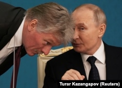 Президент Росії Володимир Путін (праворуч) та його спікер Дмитро Пєсков (ліворуч). Архівна фотографія