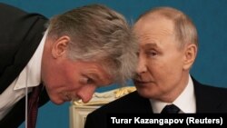 Президент России Владимир Путин (справа) и его спикер Дмитрий Песков (слева). Архивная фотография