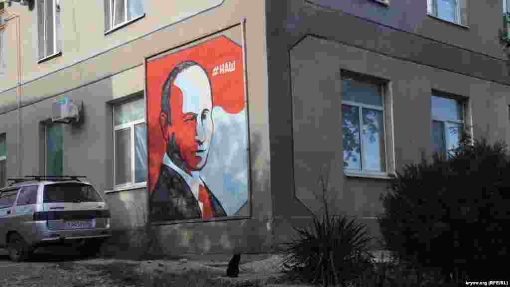 Веселое разделено на бухту и поселок, отделенные друг от друга шестью километрами. Автобус ходит 5 раз в день. Из Судака через Верхнее Веселое в бухту и обратно. В Верхнем, главном Веселом, жизнь кипит – тут тебе и полиция, и администрация, и портрет Путина на стене