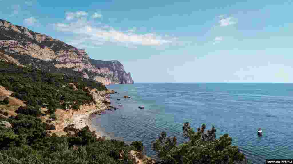 Сверху открывается вид на Золотой пляж, вдали – мыс Айя