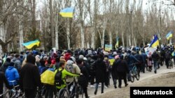 Жителі Мелітополя протестують проти російської армії, яка окупувала місто. 7 травня 2022 року