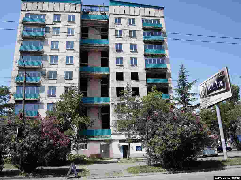 Несмотря на начавшиеся попытки восстановления, дома в Сухуми по-прежнему напоминают, где проходили линии фронта