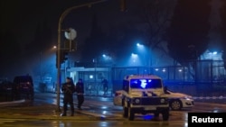 Полицейские у здания дипмиссии США в Подгорице, 22 февряла 2018 года