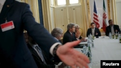 Сотрудник службы охраны просит журналистов выйти из зала во время встречи госсекретаря США Джона Керри и министра иностранных дел Ирана Мохаммада Джавада Зарифа