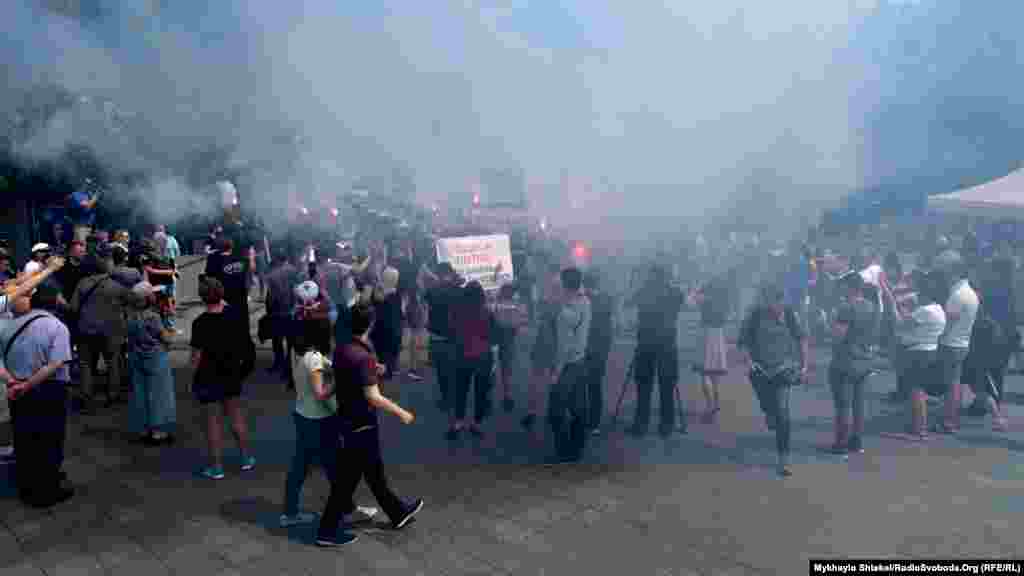 В Одесі було більш людно. В акції #Хто Замовив Катю Гандзюк в Одесі взяло участь близько 30-40 осіб. Серед них були члени організацій «Національний корпус», Народний Рух України, С14, Автомайдан та інші