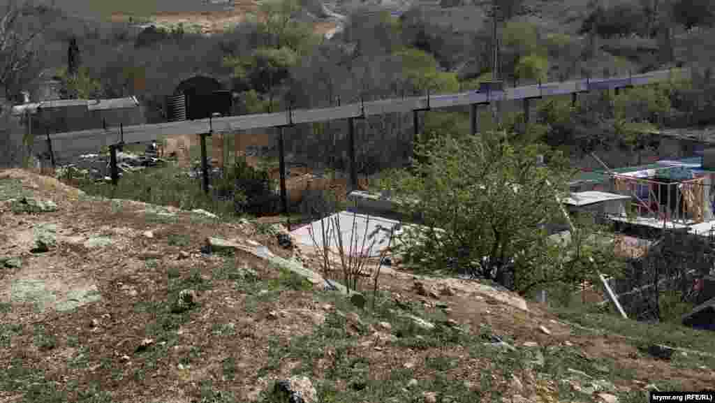 Через овраг перекинута теплотрасса, за ней – территория воинской части. Раньше здесь было подразделение украинской 174-й зенитной ракетной бригады, в феврале-марте 2014 года часть была захвачена российскими военными
