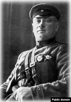 Григорій Котовський (1881-1925), зробив стрімку кар'єру від простого безробітного, судимого за кримінальні злочини, до радянського керівника високого рівня, члена Союзного, Українського й Молдавського Центрального Виконавчого Комітету СРСР