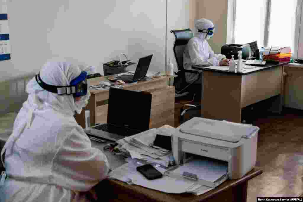 Раньше персоналу приходилось практически постоянно находиться в палате, но сейчас, по их словам, нагрузка стала меньше, появились свободные койки  