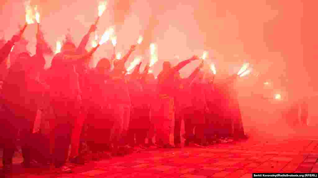 Марш організації Цивільний корпус «Азов» «Вимоги нації – ні капітуляції» у Києві. Основна вимога – не допустити проведення виборів у тимчасово окупованих районах Донбасу за російським сценарієм. Київ, 20 травня 2016 року ДИВИТИСЬ ФОТОГАЛЕРЕЮ ДИВИТИСЬ ВІДЕО