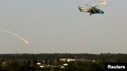 Украинский вертолёт Ми-24 во время операции по освобождению Донецкого аэропорта. 26 мая 2014 года
