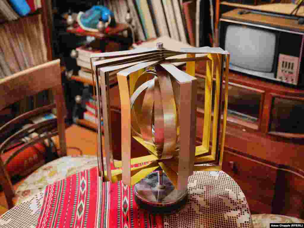 Абажур в розділі музею, що нагадує вітальню 1980-х років. Один відвідувач музею написав в онлайн-огляді: &laquo;Румуни з покоління наших батьків, які приїжджають сюди, дуже емоційні і ностальгічні. Це копія квартири з усіма предметами того часу. Багато схвильовані. Деякі навіть плачуть&raquo;