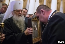 Зліва направо: Іоанникій (Кобзєв), митрополит Української православної церкви (Московського патріархату), та Ігор Плотницький, тодішній ватажок угруповання «ЛНР», що визнане в Україні терористичним. Окупований Луганськ, 4 листопада 2014 року