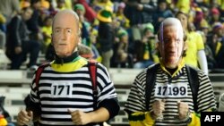 На матчи недавнего Кубка Америки бразильские болельщики приходили в костюмах осужденных - с намеком на разъедающую мировой футбол коррупцию. Июнь 2015 года