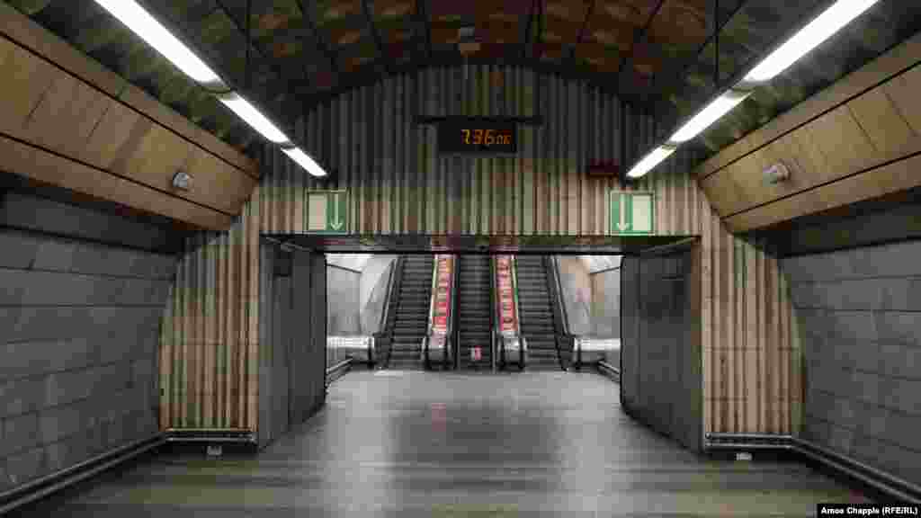 Stanica metroa u Pragu u centru glavnog grada Češke. "Kada se postigne najveći stepen pripravnosti, zatvaranje skloništa je pitanje nekoliko minuta", rekao je portparol praškog gradskog saobraćajnog preduzeća za RSE, te dodao da ipak "nije moguće koristiti metro za skrivanje u slučaju takozvanog iznenadnog napada."  