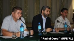 Раҳматулло Зоиров(аз чап), Муҳиддин Кабирӣ ва Муҳаммадалии Ҳаит дар ҷаласаи 10 август