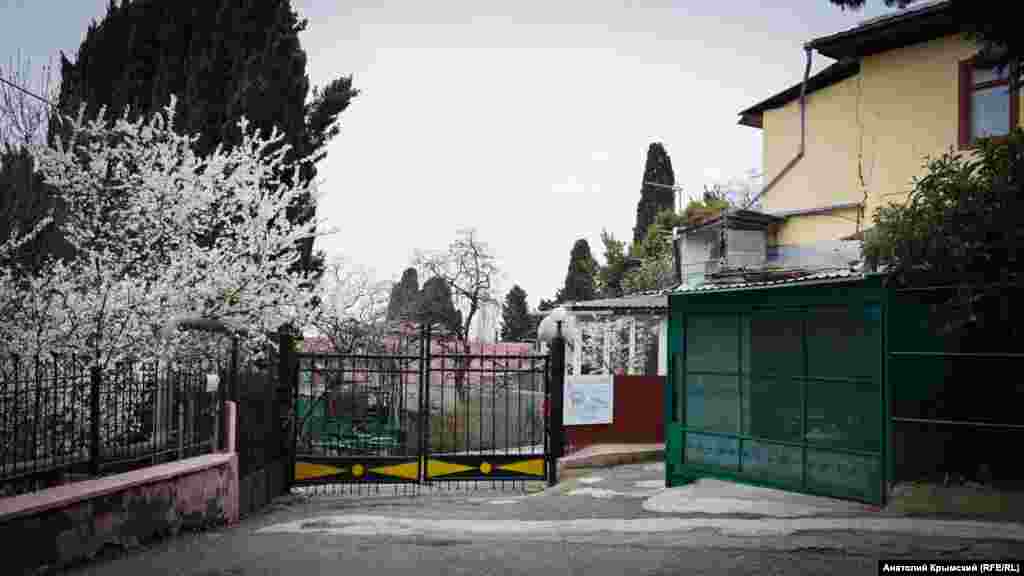 К дому примыкает административное здание с проходной предприятия «Ливадия»