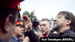 Юрий Шевчук и Артемий Троицкий уговаривают милиционеров пропустить на Пушкинскую площадь звуковое оборудование, 22 августа 2010 г.