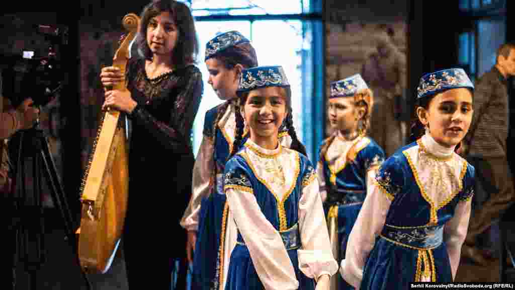 Діти вимушених переселенців із Криму читали вірш Лілі Буджурової «Говори, отец, говори»