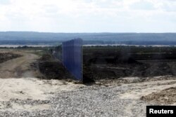 Паркан навколо будівництва бази біля села Солоті, фото 7 вересня 2015 року