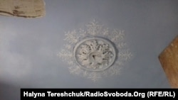 Ліпнина ще збереглася на стелі