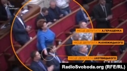 Народний депутат з фракції «Народний фронт» Ірина Єфремова кладе картки у гнізда для голосувань