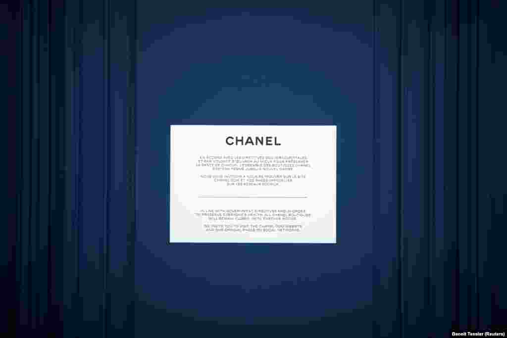 Оголошення на дверях закритого у зв&#39;язку з карантином бутика &laquo;Шанель&raquo;