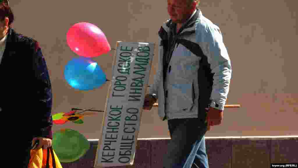 Среди участников демонстрации – и представители общественных организаций. В их числе - городское общество людей с инвалидностью. 