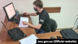 Правоохоронці додають, що під час обшуків виявили у фігурантів документи, комп’ютерну техніку, електронні носії інформації та майже 17 тисяч пакетів мобільних операторів