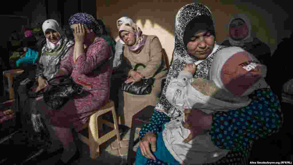 Женщины на коллективной молитве (дуа) в доме одного из лидеров крымскотатарского национального движения Ильми Умерова. Жена Энвера Мамутова – Алие Абселямова – с сыном