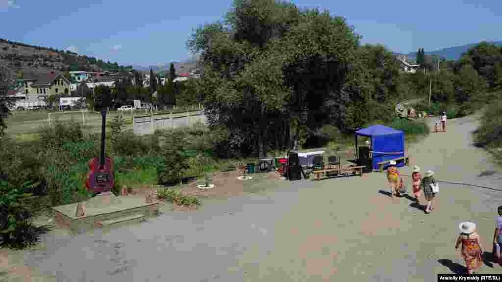 Все мероприятия, посвященные рок-музыканту и его группе «Кино», проходят у «гитары» – скульптурной композиции на месте разбитой летом 1981 года в устье реки Шелен палатки будущих кумиров советской молодежи