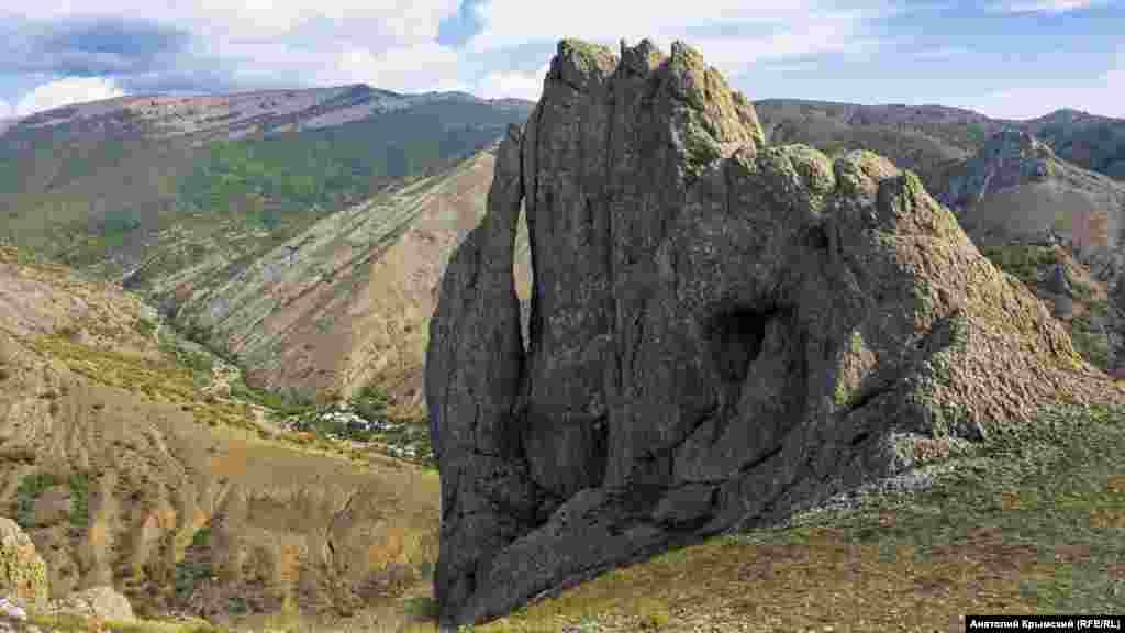 Скальные фигуры назвали «Ярославна прощается с Игорем»