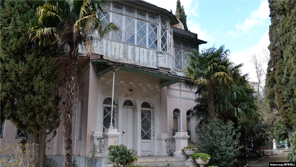 Исторические строения и парк в самом центре Ялты были построены в 70-е годы XIX века. Они входят в комплекс усадьбы вместе с жилыми помещениями и каретным сараем, которые принадлежали российскому барону Владимиру Меллер-Закомельскому. После установления в Крыму советской власти вся усадьба была национализирована и передана в распоряжение местной власти. Теперь знаменитая усадьба может пойти под снос. В 2019 году появился проект многоэтажного апарт-отеля на месте дореволюционных зданий, который вызвал возмущение среди неравнодушных жителей Ялты. Больше фото – здесь