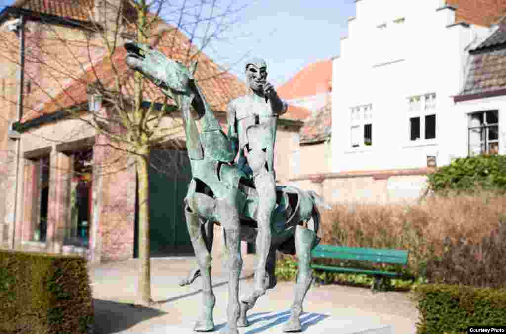 "И вот, конь бледный, и на нем всадник, которому имя «смерть»; и ад следовал за ним; и дана ему власть над четвертою частью земли - умерщвлять мечом и голодом, и мором и зверями земными..."